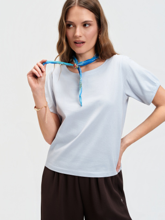Błękitny top z krótkim bufiastym rękawem 
