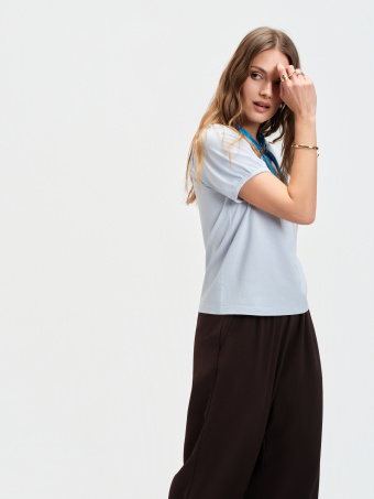 Błękitny top z krótkim bufiastym rękawem 