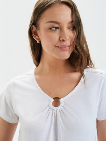 Biały top z aplikacją przy dekolcie 