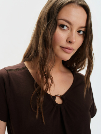 Ciemnobrązowy top z aplikacją przy dekolcie 