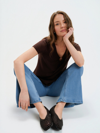 Ciemnobrązowy top z aplikacją przy dekolcie 