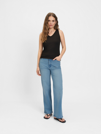 Czarny top na ramiączkach z dekoltem v-neck