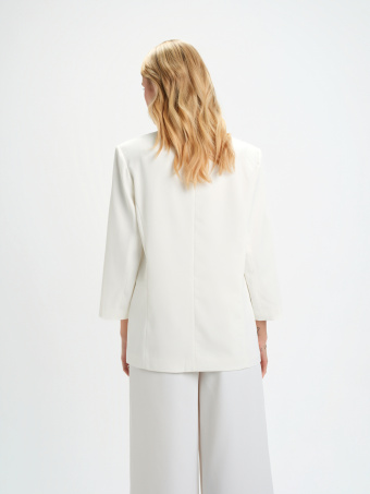 Biały żakiet z szalowym kołnierzem