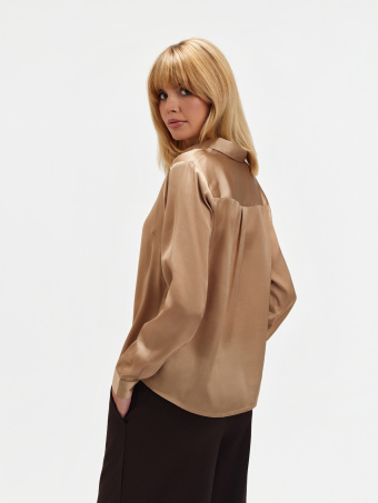 Satynowa koszula w szampańskim kolorze  Satynowa koszula w szampańskim kolorze