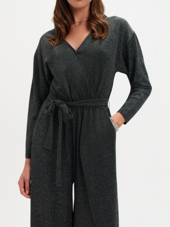 Elegancki kombinezon z połyskującą nitką 