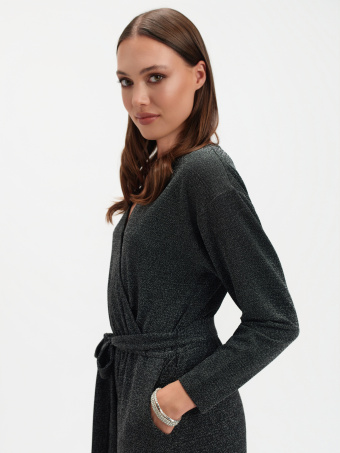 Elegancki kombinezon z połyskującą nitką 