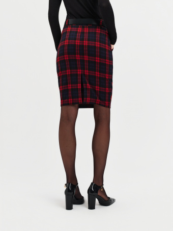 Ołówkowa spódnica w kratę z paskiem 