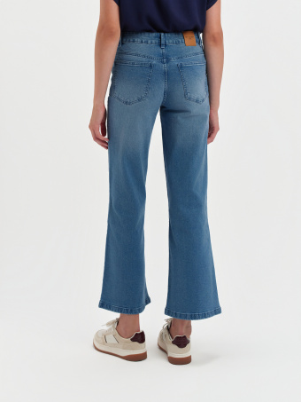 Jeansy flare z wysokim stanem 