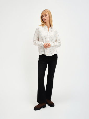 Czarne jeansy typu flare 