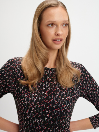 Zwiewna sukienka z plisowanym dołem 