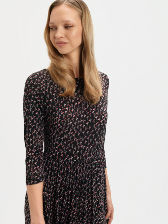 Zwiewna sukienka z plisowanym dołem 