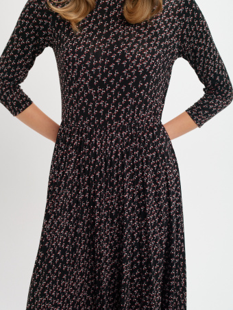 Zwiewna sukienka z plisowanym dołem 