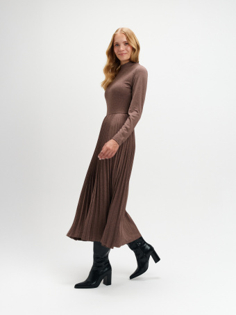 Brązowa sukienka z plisowanym dołem 
