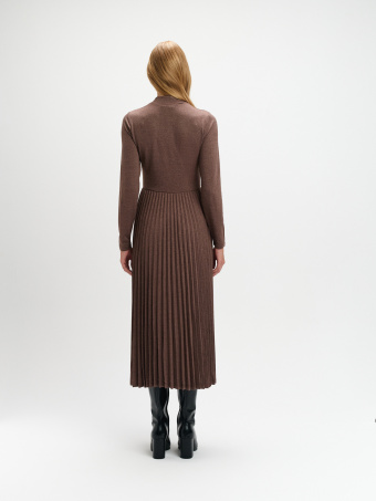 Brązowa sukienka z plisowanym dołem 