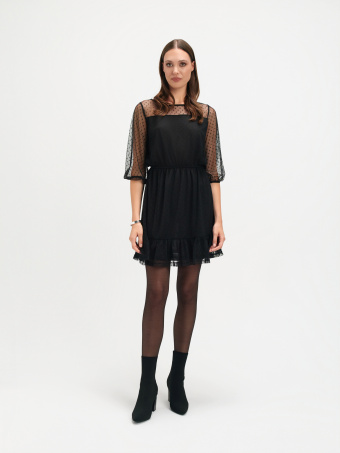 Czarna sukienka z ozdobnymi rękawami 