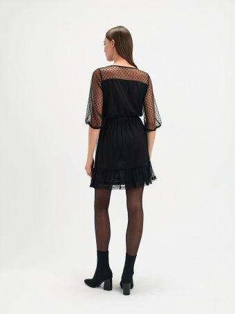 Czarna sukienka z ozdobnymi rękawami 