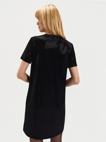 Elegancka sukienka z błyszczącej tkaniny 