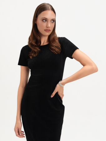 Czarna sukienka o dopasowanym kroju 