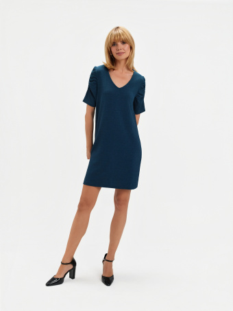 Turkusowa sukienka z efektownymi plecami 