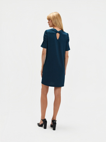 Turkusowa sukienka z efektownymi plecami 