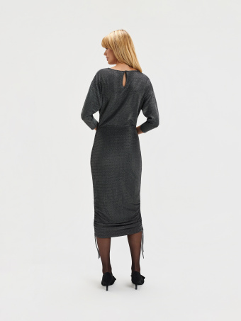 Srebrna sukienka ze ściągaczami 