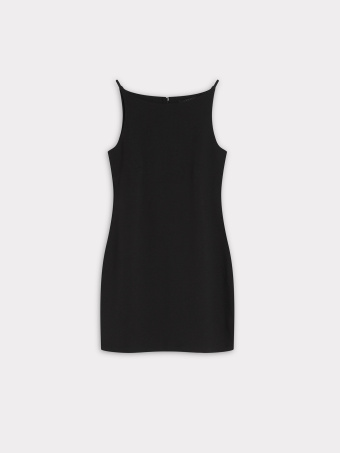 Czarna mini sukienka o prostym kroju 