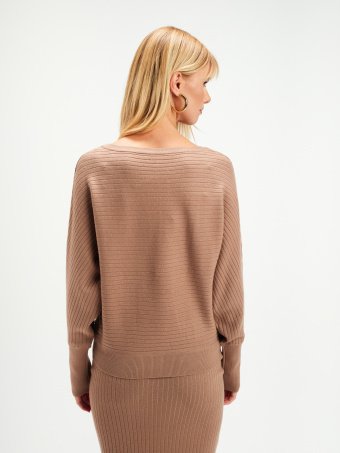 Beżowy sweter z rękawem kimono 