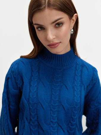 Niebieski sweter z plecioną fakturą 