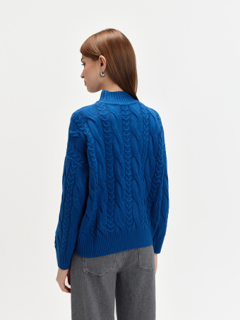 Niebieski sweter z plecioną fakturą 