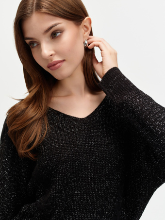 Czarny sweter z wycięciem na plecach 