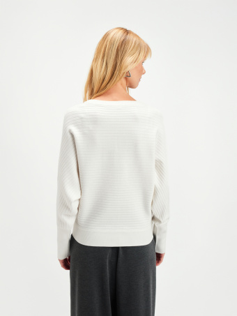 Biały sweter z rękawem typu nietoperz 