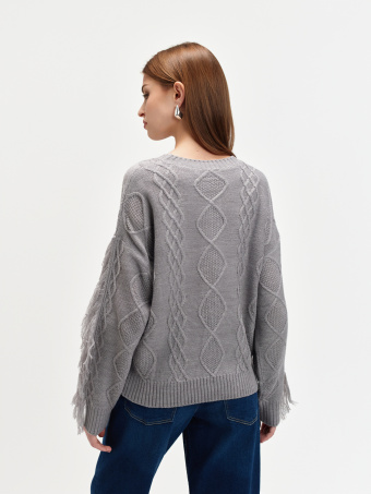 Szary sweter z frędzlami 