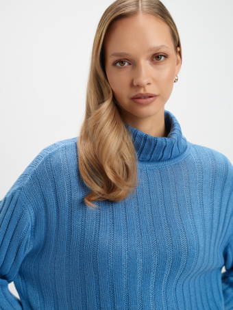 Niebieski sweter z golfem  Niebieski sweter z golfem