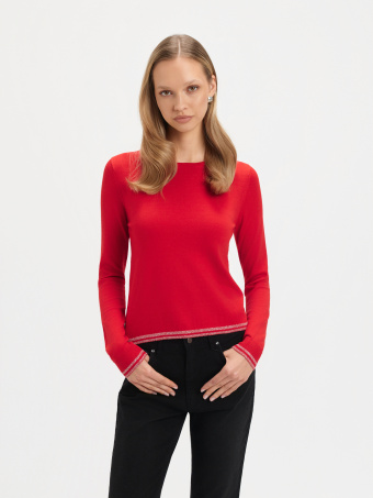 Czerwony sweter z błyszczącą nitką 