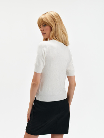 Biały sweter z błyszczącą nitką 