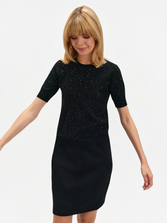 Czarny sweter z błyszczącą nitką 