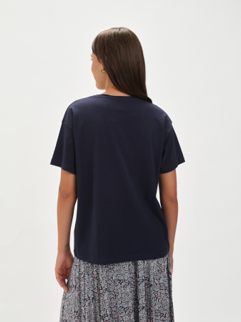 Granatowy t-shirt z etnicznym wzorem 