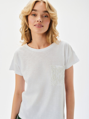 Biały t-shirt z kieszonką 