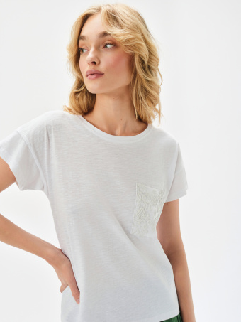 Biały t-shirt z kieszonką 