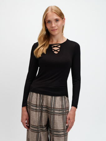 Czarna bluzka z wiązaniem przy dekolcie 