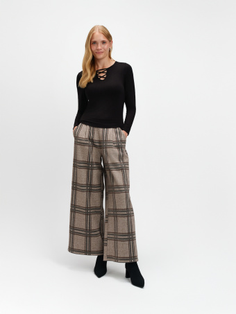 Czarna bluzka z wiązaniem przy dekolcie 