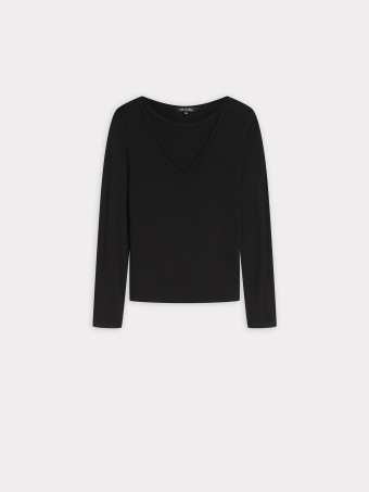 Top z łączonych materiałów przy dekolcie 