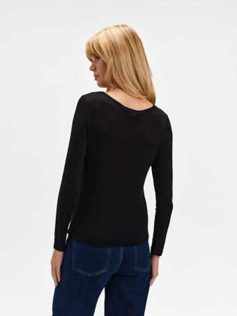 Top z łączonych materiałów przy dekolcie 