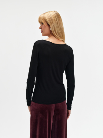 Czarny top z efektownym dekoltem 