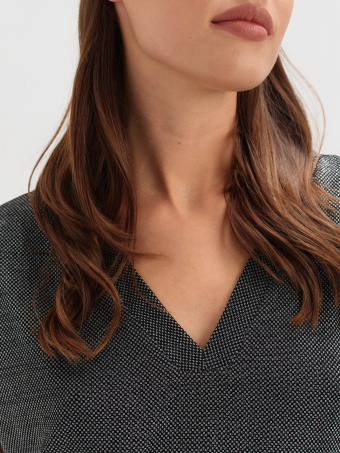 Czarny luźny top z błyszczącą nicią 