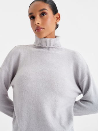 Jasnoszary sweter z golfem 