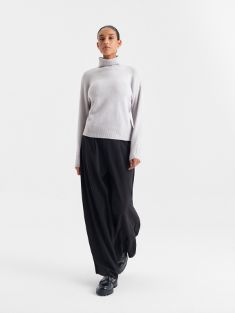 Jasnoszary sweter z golfem 