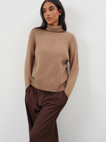 Beżowy sweter z golfem 