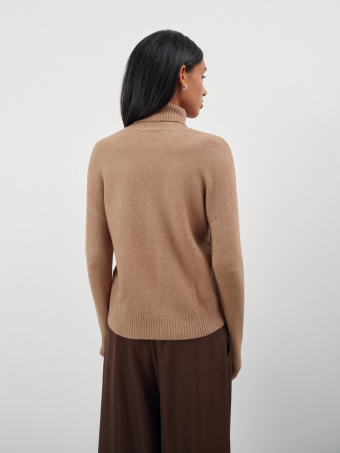 Beżowy sweter z golfem 