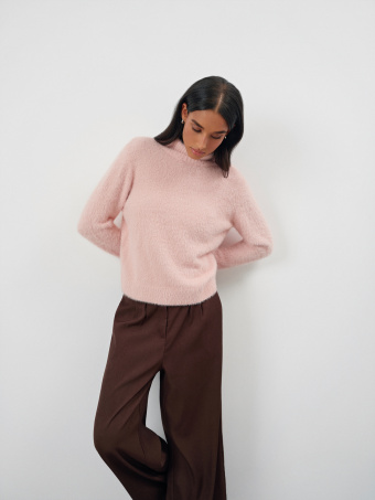 Sweter z golfem w kolorze pastelowego różu 